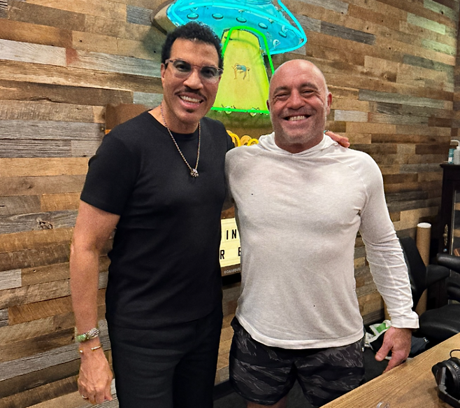 UFC 해설위원 조 로건(오른쪽). 사진=로건 SNS