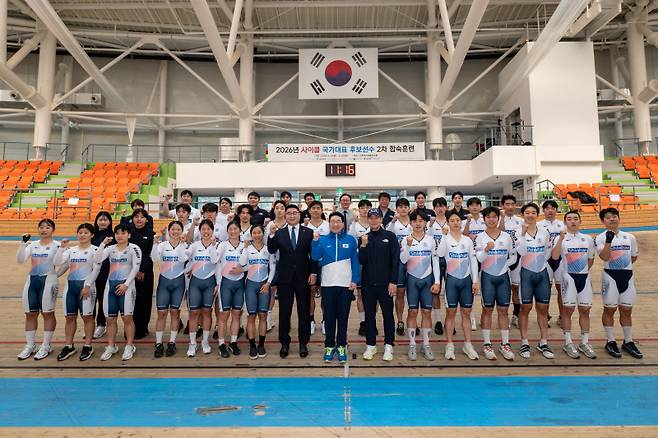 17일 진천선수촌 벨로드롬에서 열린 선수단 격려 행사에 참석한 이상현 대한사이클연맹 회장(가운데)이 선수단과 기념 촬영을 하고 있다. 사진=대한사이클연맹