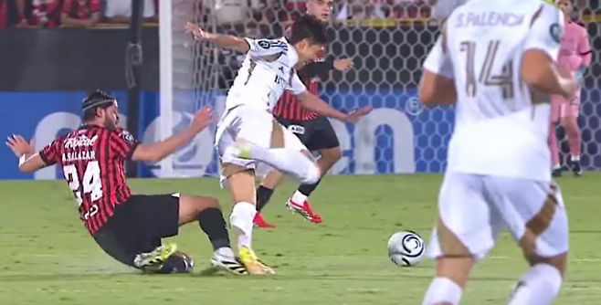 손흥민이 아론 살라사르의 태클에 걸려 넘어지는 모습. 사진=중계 화면 캡처