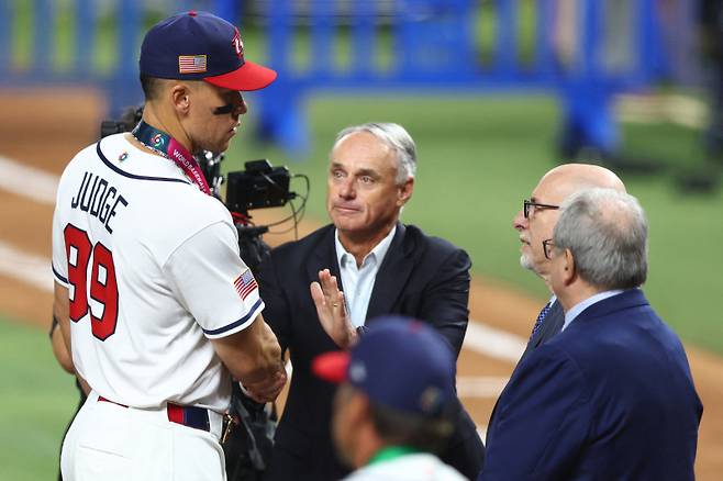 <yonhap photo-4046=""> MIAMI, FLORIDA - MARCH 17: Aaron Judge #99 of Team United States and MLB commissioner Rob Manfred shake hands following the game against Team Venezuela at loanDepot park on March 17, 2026 in Miami, Florida. Megan Briggs/Getty Images/AFP (Photo by Megan Briggs / GETTY IMAGES NORTH AMERICA / Getty Images via AFP)/2026-03-18 12:53:22/ <저작권자 ⓒ 1980~2026 ㈜연합뉴스. 무단 전재 재배포 금지, AI 학습 및 활용 금지></yonhap>