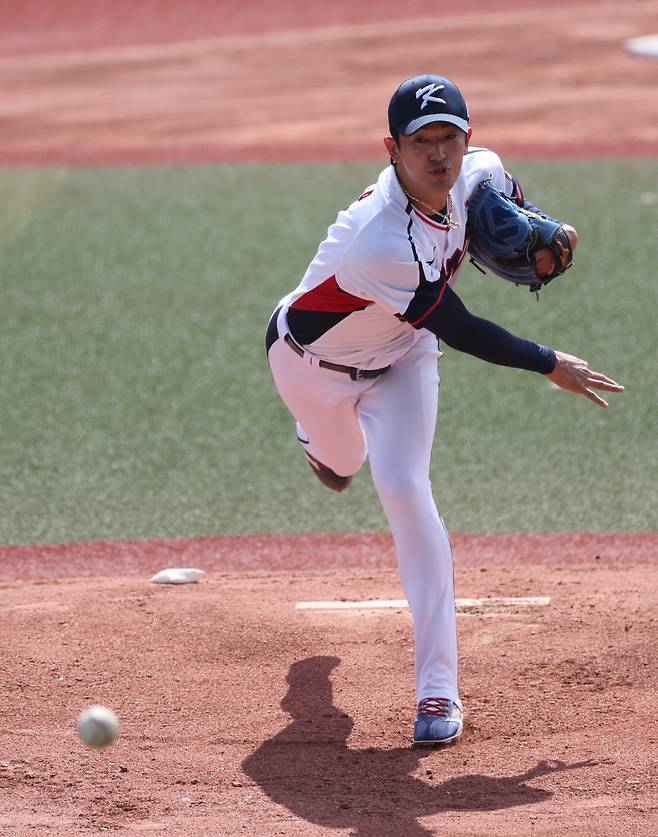 <yonhap photo-2734="">24일 일본 오키나와현 가데나의 가데나 구장에서 열린 2026 월드베이스볼클래식(WBC) 대한민국 야구대표팀과 KIA 타이거즈 연습경기. 선발 등판한 고영표가 투구를 하고 있다. 2026.2.24 [연합뉴스]</yonhap>