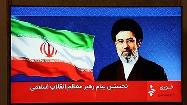 이란의 최고지도자 모즈바타 하메네이의 첫 메시지를 방영하는 이란 국영방송 화면