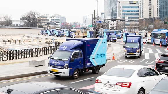 한진의 물류 차량이 지난 15일 열린 '2026 서울마라톤'에서 참가자들의 의류와 장비 등 개인 물품을 수송하고 있다. [사진=한진]