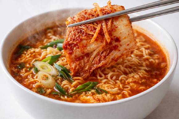 라면에 채소를 넣거나 들기름 등을 넣는 것도 도움이 된다. 사진은 AI 생성 이미지로, 본 기사 내용과 무관. [사진=챗GPT]