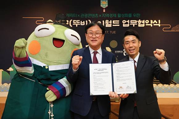 김대권 수성구청장(가운데)이 뚜비와 대구 대표 테마파크인 이월드와 업무협약 후 기념촬영을 하고 있다 [사진=수성구]