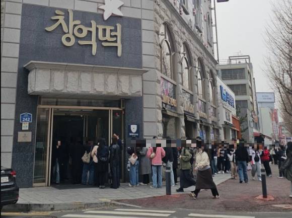 창억떡 본점 앞에 사람들이 길게 줄을 서 있다. [사진=엑스 @@stayhappy567]