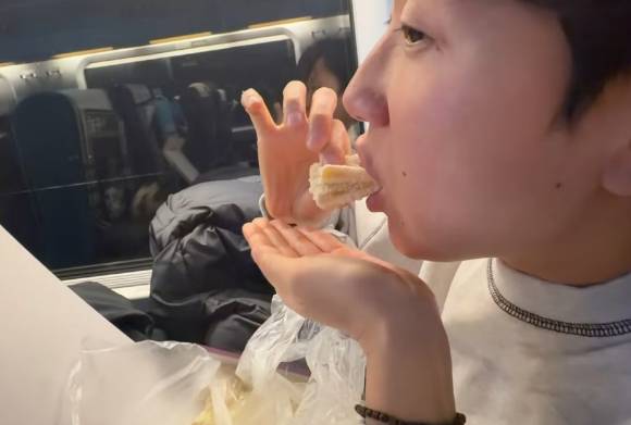 유튜버 '하말넘많'이 창억떡 호박인절미를 먹고 감탄했다. [사진=유튜브 하말넘많 캡처]