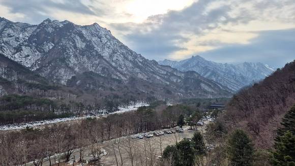 지난 14일 강원 속초시 설악동 설악산국립공원 소공원 주차장이 눈 쌓인 설악산을 보기 위한 시민과 관광객들의 차로 붐비고 있다. [사진=연합뉴스]