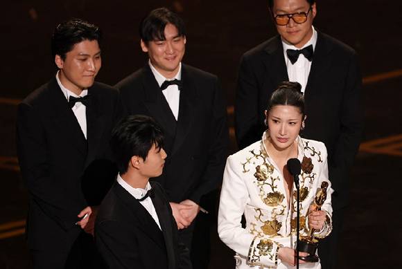 케이팝 데몬 헌터스가 아카데미 주제가상을 수상해 이재가 수상 소감을 하고 있다. [사진=AFP/연합뉴스]