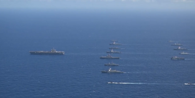미 해군 함정들이 해상에서 이동하는 모습. (SBS 캡처)