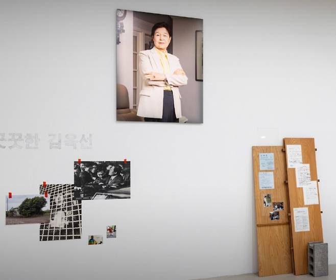 전시에 포함된 인물 초상 작품. 개별 인물의 삶이 전시 전체 구조 안에서 다시 읽힌다. (작가 SNS)