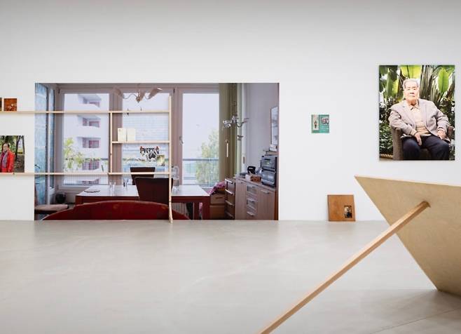 사진과 아카이브, 구조물이 결합된 전시 설치. 이미지 간 관계와 배치가 작품의 핵심으로 작동한다. (작가 SNS)