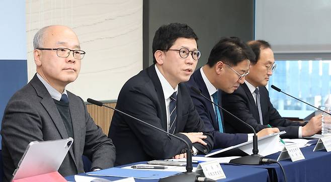 지난달 25일 세종시 정부세종청사에서 진행된 민생물가 특별관리 관계장관 태스크포스(TF) 사전 브리핑에서 강기룡 재정경제부 차관보가 학원비 개선 관리방안 등 설명하는 모습. 뉴스1