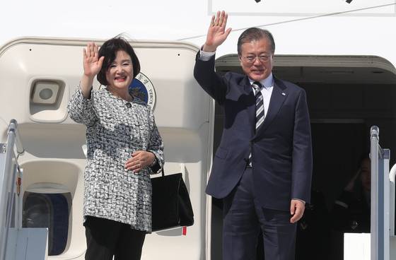 2019년 9월 25일 문재인 전 대통령과 부인 김정숙 여사가 미국 순방을 마치고 미국 뉴욕 JFK 국제공항을 떠나며 환송인사에게 손을 흔들고 있다. 청와대사진기자단