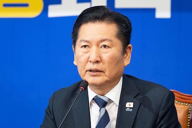 정청래 더불어민주당 대표가 17일 서울 여의도 국회에서 검찰개혁 관련 긴급 기자회견을 하고 있다. 뉴스1