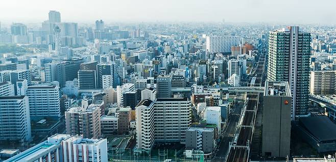 센타라 그랜드 호텔 오사카의 31층 객실에서 내다 본 오사카 도심. 웬만한 전망대보다 건물이 높아 도심 일대를 훤히 내려다볼 수 있다. 백종현 기자