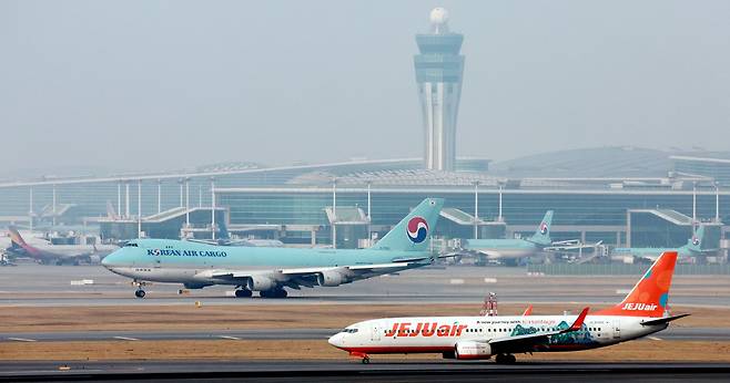 16일 인천국제공항 계류장과 활주로에서 항공기들이 이동하고 있다. 뉴스1