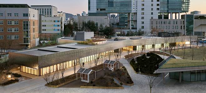 서서울미술관의 특징은 '열린 구조'에 있다. 길가 쇼윈도를 들여다보듯 외부에서 내부 프로그램을 엿볼 수 있는 구조를 통해 예술을 일상 속 경험으로 확장하는 '거리형 미술관'을 지향한다. 사진 김태동(서서울미술관 제공)