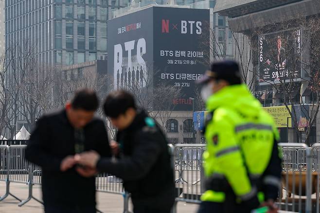 그룹 방탄소년단(BTS)의 광화문 공연을 나흘 앞둔 17일 서울 종로구 광화문광장에 경찰들이 근무하고 있다. 연합뉴스