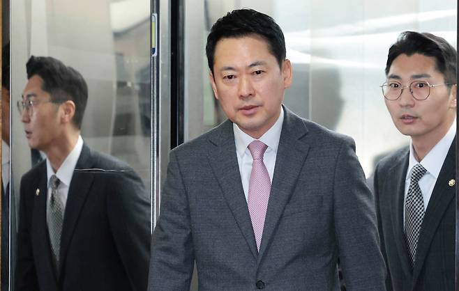 장동혁 국민의힘 대표가 18일 오전 국회에서 당 대표실로 출근하고 있다. 임현동 기자