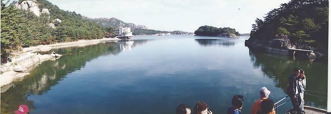 ▲ 관동팔경 중 하나인 금강산 삼일포의 전경. 설악~금강 생태평화벨트가 조성되면 금강산 삼일포와 만물상, 구룡연, 해금강 등을 설악산 코스와 연계하는 관광코스 운영, 설악~금강 남북 생태 공동연구가 가능해질 전망이다.  본사DB