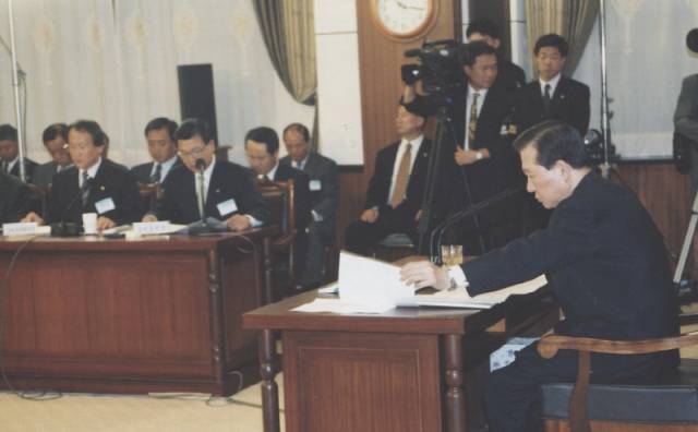 ▲ 김대중 대통령이 1999년 5월 3일 강원도청 순시를 위해 도청사를 찾아 김진선 강원도지사로부터 업무보고를 받고 있다. 김 대통령은 이 자리에서 설악~금강 벨트 조성 계획안을 발표했다.  본사DB