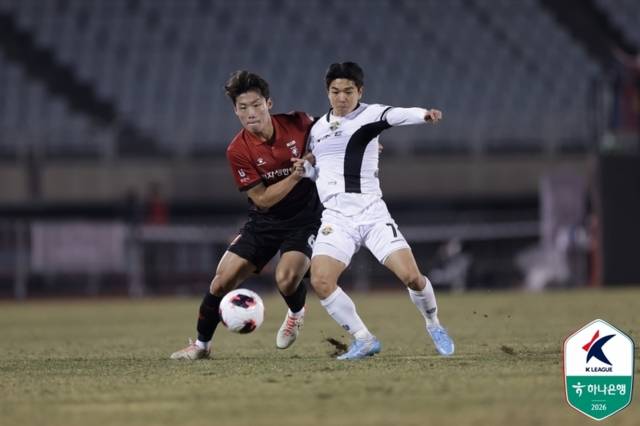 ▲ 강원FC 김대원이 18일 경기 부천종합운동장에서 열린 부천FC1995와 하나은행 K리그1 2026 4라운드 맞대결에서 경합을 펼치고 있다. 한국프로축구연맹 제공