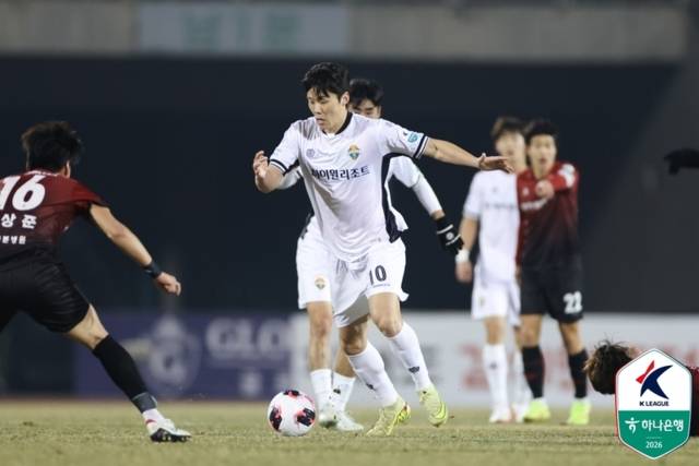▲ 강원FC 김대원이 18일 경기 부천종합운동장에서 열린 부천FC1995와 하나은행 K리그1 2026 4라운드 맞대결에서 돌파를 시도하고 있다. 한국프로축구연맹 제공