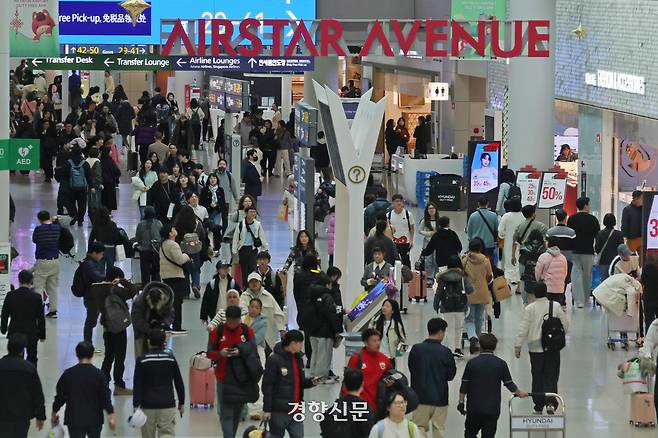 설 연휴를 앞둔 지난달 12일 인천국제공항 제1터미널에서 여행객들이 탑승구로 이동하고 있다. 정효진 기자