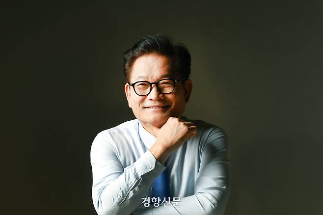 송영길 전 더불어민주당 대표가 11일 서울 정동 경향신문사 스튜디오에서 인터뷰에 앞서 포즈를 취하고 있다.  정지윤 선임기자