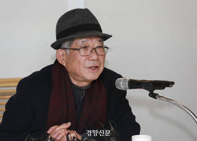 나태주 시인이 2019년 등단 50주년을 맞아 열린 기자간담회에 참여한 모습. 경향신문 자료사진