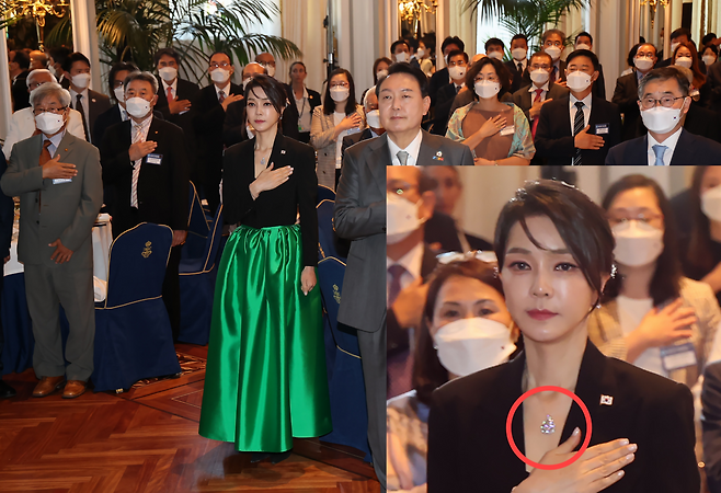 김건희 여사가 2022년 6월29일(현지시간) 반클리프 아펠 목걸이를 착용하고 스페인 마드리드 만다린 오리엔탈 리츠호텔에서 열린 동포 만찬간담회에 참석해 국민의례를 하고 있다. 연합뉴스