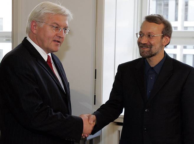 2006년 9월 28일 독일 베를린에서 열린 회담에 앞서 프랑크-발터 슈타인마이어 독일 외무장관(왼쪽)이 이란의 핵 협상 수석대표인 알리 라리자니를 맞이하고 있다. 로이터연합뉴스