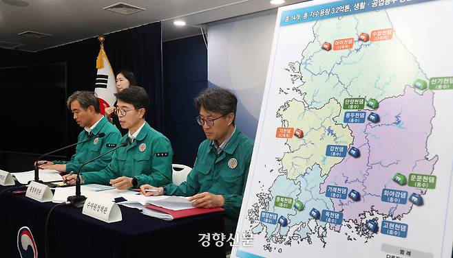 2024년 7월 30일 김완섭 당시 환경부 장관(왼쪽 두번째)이 서울 종로구 정부서울청사에서 기후대응댐 후보지 14곳에 대한 브리핑을 하고 있다. 정지윤 선임기자