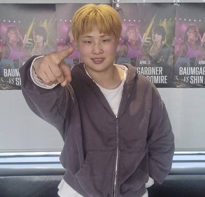 신보미레가 지난 17일 서울 성동구 헤이그라운드 성수 시작점에서 기자회견을 마친 뒤 포즈를 취하고 있다.