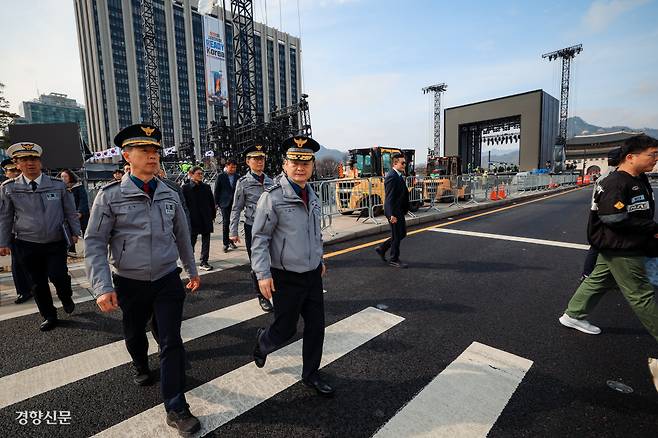 박정보 서울경찰청장이 18일 BTS 컴백 공연 무대를 설치 중인 서울 광화문광장을 찾아 현장을 점검하고 있다. 이준헌 기자