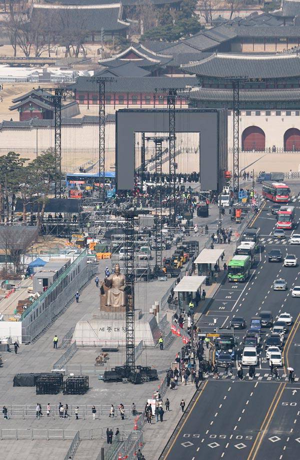지난 17일 방탄소년단의 광화문 공연을 앞둔 서울 종로구 광화문광장에서 공연 준비 작업이 이뤄지고 있다. 연합뉴스