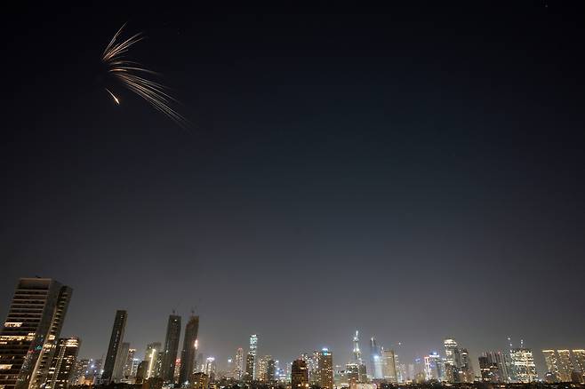 Missiles launched from Iran streak across the sky over central Israel on March 18. [AP/YONHAP]