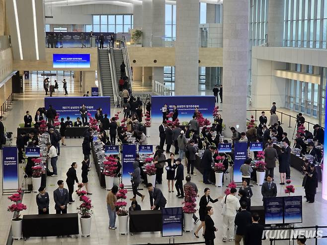 삼성전자가 18일 경기 수원컨벤션에서 정기 주주총회를 개최한 가운데 주주들이 입장하고 있다. 정우진 기자