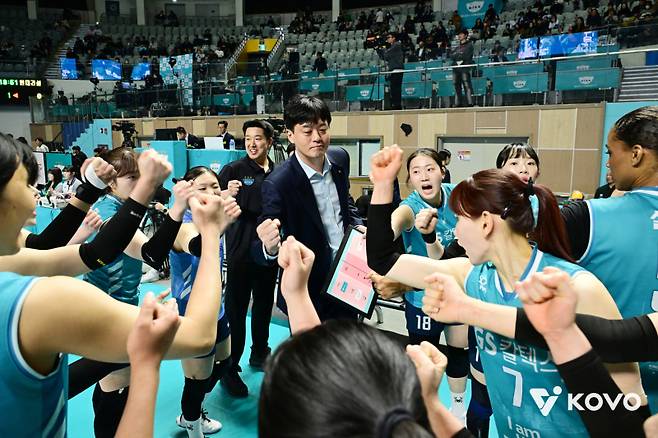 GS칼텍스는 18일 서울 장충체육관에서 열린 시즌 마지막 홈경기에서 준플레이오프 진출을 확정했다. KOVO 제공