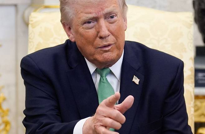 도널드 트럼프 미국 대통령이 17일(현지시간) 워싱턴 D.C. 백악관 집무실에서 미셸 마틴 아일랜드 총리와 회담하고 있다. UPI연합