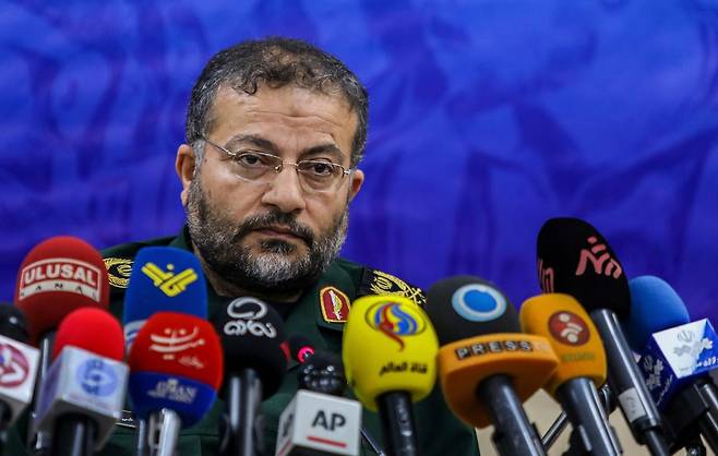이란 혁명수비대(IRGC)의 하부 조직인 바시즈 민병대 총사령관 골렘레자 솔레이마니 총사령관이 2019년 11월 18일 이란 테헤란에서 기자회견을 하고 있다. AP연합