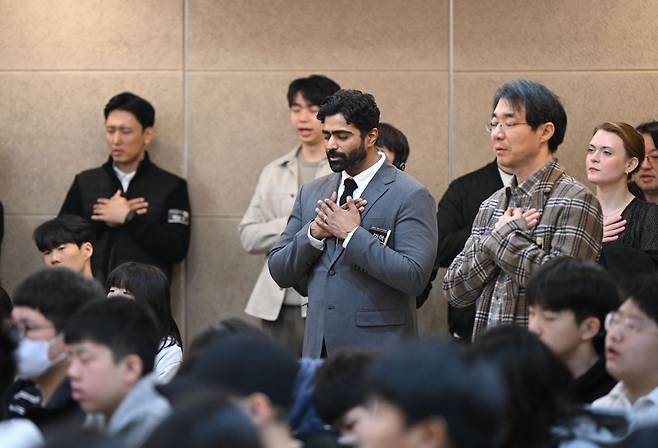 샘 모한이 서울드림교회 청소년부 예배가 드려지는 지난 15일 서울 서초구 드림센터에서 기도하고 있는 모습. 신석현 포토그래퍼