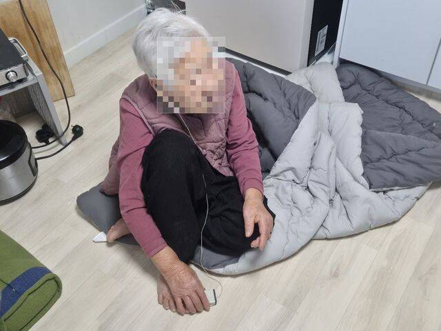 영양의 한 임시주택에서 홀로 살고 있는 A씨는 주로 고추장과 김치로 끼니를 때우고 있다. 영양=이강민 기자