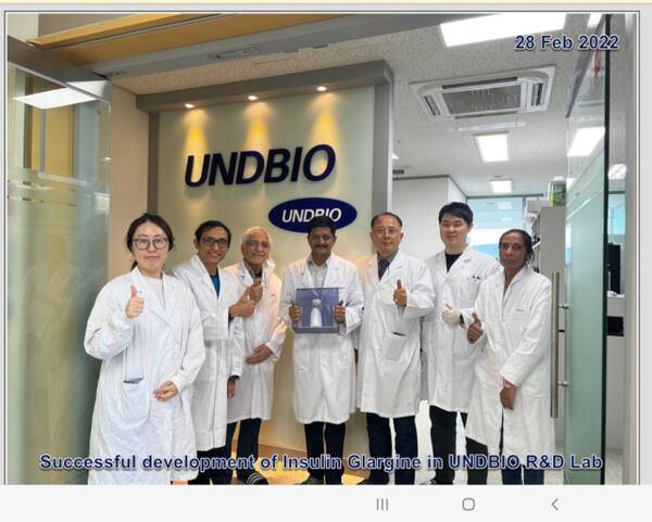 ㈜운트바이오 연구진과 해외 바이어. ㈜운트바이오 제공.