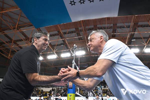 헤난 달 조토 대한항공 감독(왼쪽)과 필립 블랑 현대캐피탈의 지략 싸움도 관전 요소다. KOVO 제공