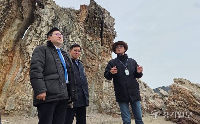18일 인천 옹진군 대청면의 농여해변을 찾은 더불어민주당 박찬대 국회의원(연수갑)이 유네스코 세계지질공원 지정 현안을 점검하고 있다. 박귀빈기자