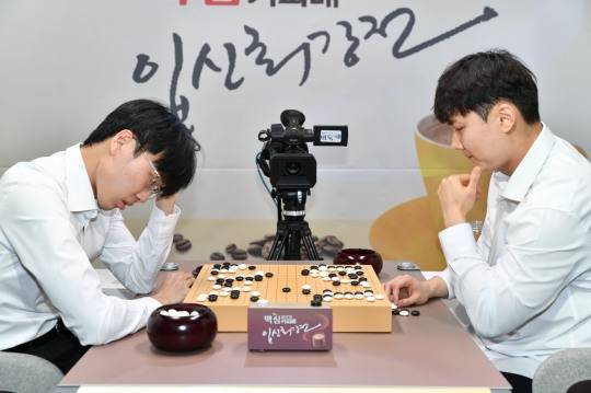 박정환(오른쪽) 9단이 신진서 9단을 꺾고 맥심커피배 결승에 올랐다. 사진[연합뉴스]