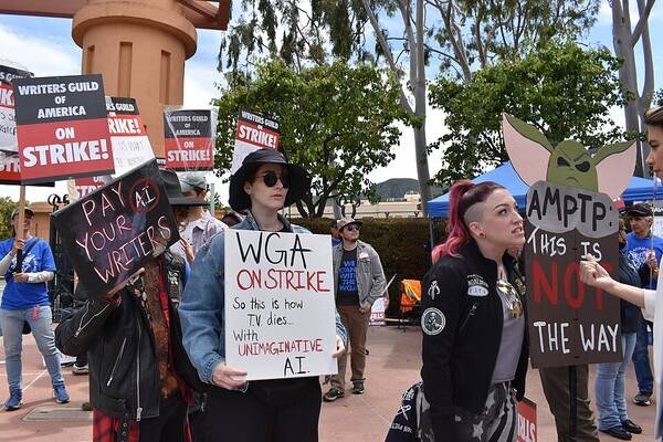 ▲2023년 5월 미국작가조합(WGA) 파업 모습. 사진 출처=ufcw770