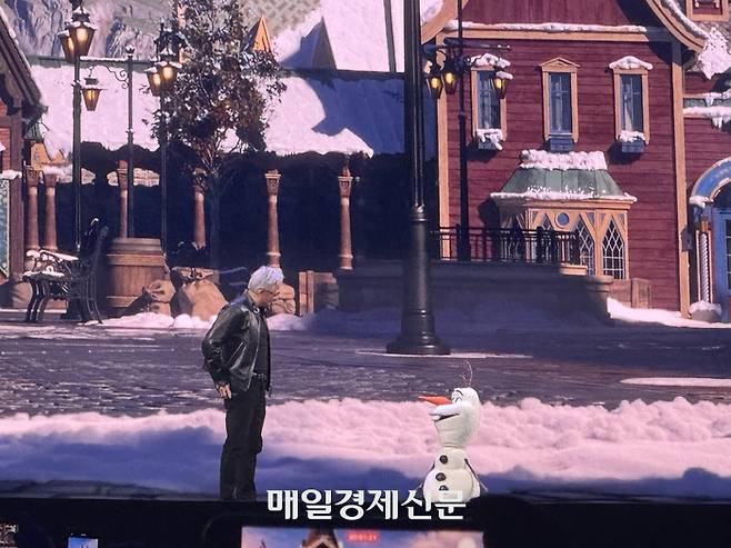 젠슨 황 엔비디아 CEO가 지난 16일(현지시간) 미국 캘리포니아주 새너제이 SAP센터에서 ‘GTC 2026’ 키노트를 진행하고 있다. 발표 중간에 영화 겨울왕국 속 눈사람 캐릭터인 ‘올라프’ 로봇이 무대에 등장해 황 CEO와 대화하는 모습 [사진 = 정호준 기자]